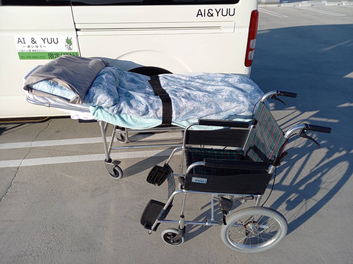 ストレッチャーと車椅子